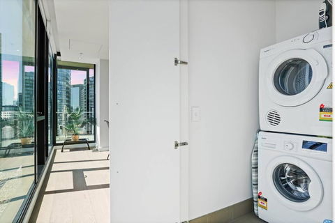 Absolute Bay View Waterfront Getaway Apt 2B2B1C - Foster Accommodation 1