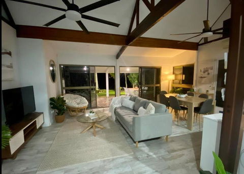 Absolute Beach Front - Foster Accommodation 2