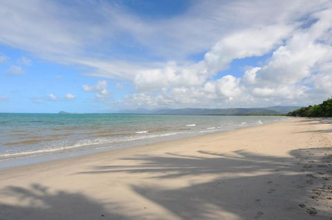 ABSOLUTE BEACHFRONT BLISS - NEWELL BEACH - 10 Metres To The Ocean - Foster Accommodation 4