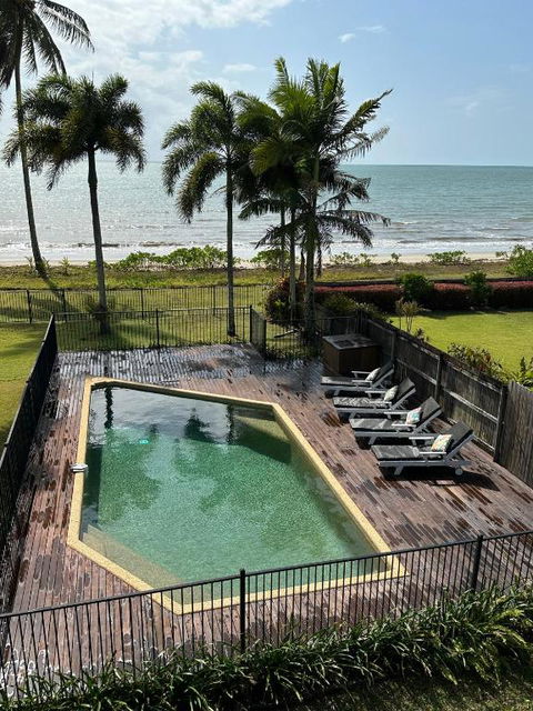 ABSOLUTE BEACHFRONT BLISS - NEWELL BEACH - 10 Metres To The Ocean - Foster Accommodation 0