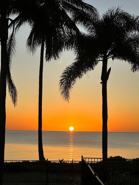 ABSOLUTE BEACHFRONT BLISS - NEWELL BEACH - 10 Metres To The Ocean - Foster Accommodation 2