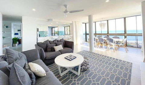 Absolute Beachfront Bliss On Kings Beach - Foster Accommodation 2