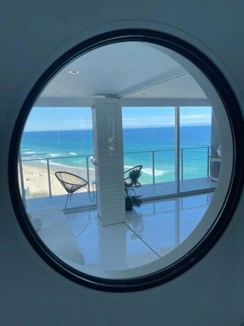 Absolute Beachfront Central Surfers Paradise - Foster Accommodation 1