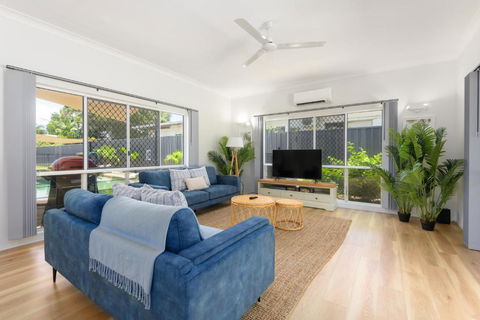 Absolute Beachfront Family Home - Cooya - Foster Accommodation 3