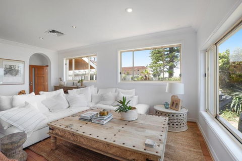 Absolute Beachfront Luxury In Narrabeen - Foster Accommodation 4