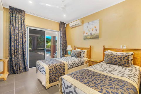 Absolute Beachfront WongaBelle- Pet Friendly - Foster Accommodation 2