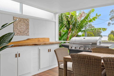 Absolute Foreshore Lakeside Cottage - Foster Accommodation 1