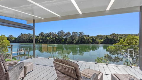 Absolute River Front House - Foster Accommodation 1