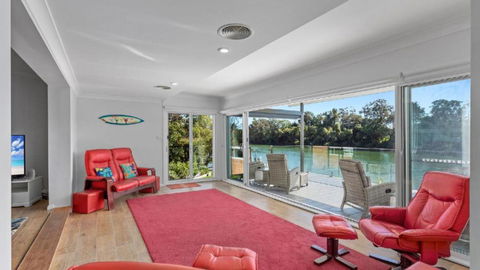 Absolute River Front House - Foster Accommodation 4