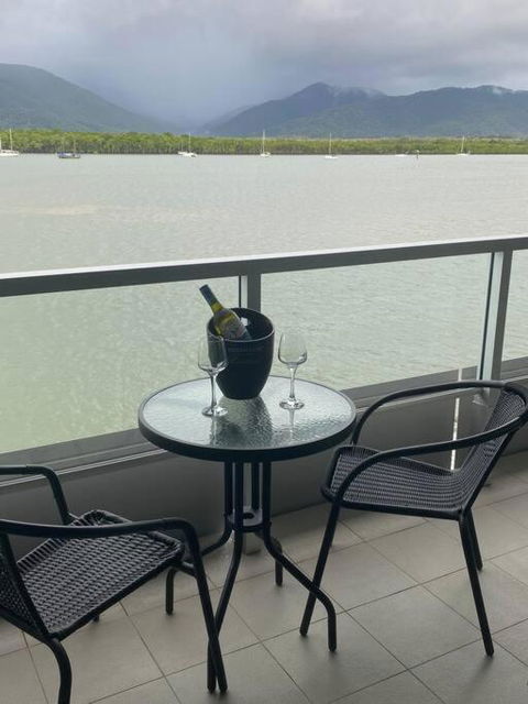 Absolute Waterfront Apartment - Foster Accommodation 2