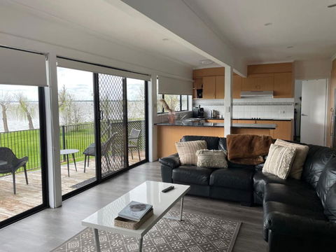 Absolute Waterfront At Woodlands - Foster Accommodation 3