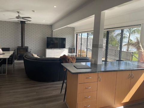 Absolute Waterfront At Woodlands - Foster Accommodation 4