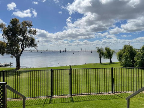 Absolute Waterfront At Woodlands - Foster Accommodation 1