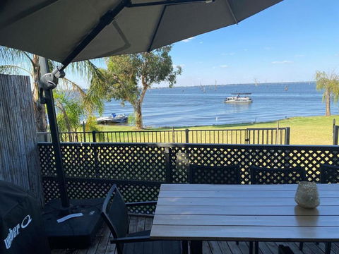 Absolute Waterfront At Woodlands - Foster Accommodation 0