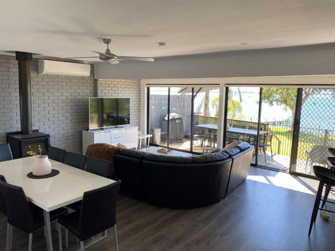 Absolute Waterfront At Woodlands - Foster Accommodation 2