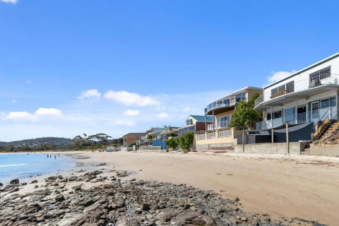 Absolute Waterfront Only 15 Minutes From Hobart - Foster Accommodation 0
