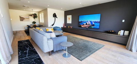 Absolute Waterfront With Oversized Private Terrace - Foster Accommodation 3