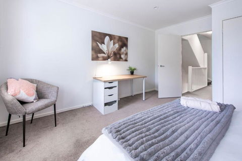 Ace Your Stay - Pool, Gym & Tennis In One Place! - Foster Accommodation 3