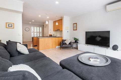 Ace Your Stay - Pool, Gym & Tennis In One Place! - Foster Accommodation 4