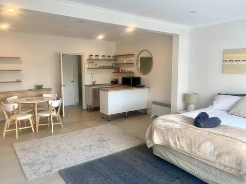 Adorable Studio Next To Cafe, Walk To Beach! - Foster Accommodation 3