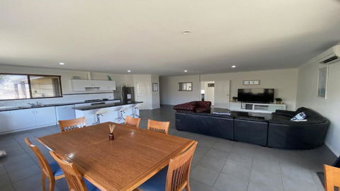 Adriana Retreat - Foster Accommodation 4