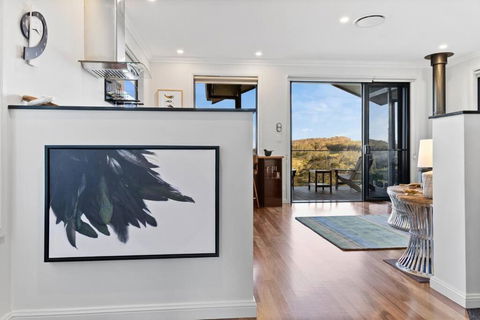 Affinity Luxury Studio With Spa And Amazing Views - Foster Accommodation 4