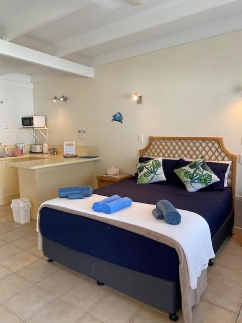 AFFORDABLE ISLAND ESCAPE! Queen Studio, Nelly Bay - Foster Accommodation 1