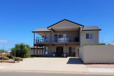 Agape Holiday Home With Pool Table ,NBN Internet - Foster Accommodation 0