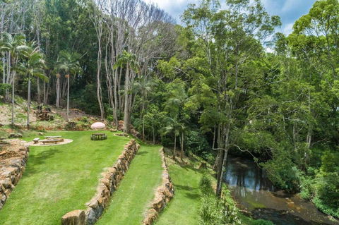 A Perfect Stay - Charlottes Web - Foster Accommodation 2