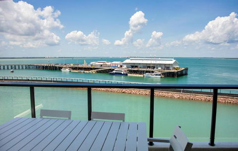 Absolute Waterfront - Tropical Sunrise Apartment Over The Water - Foster Accommodation 2