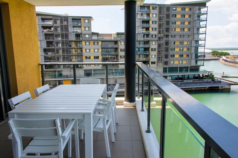 Absolute Waterfront - Tropical Sunrise Apartment Over The Water - Foster Accommodation 4