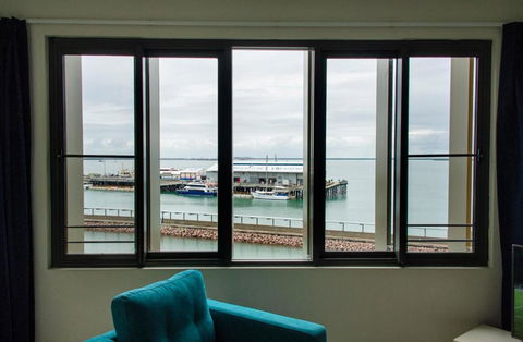 Absolute Waterfront - Tropical Sunrise Apartment Over The Water - Foster Accommodation 3
