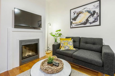 A Carlton Classic - Quaint Inner-City Getaway - Foster Accommodation 3