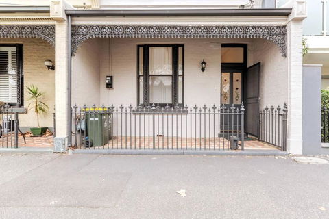 A Carlton Classic - Quaint Inner-City Getaway - Foster Accommodation 4