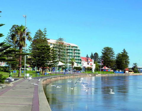 A-The Entrance Private Water Front 1 Bedroom Appartment At The Oaks - Foster Accommodation 0