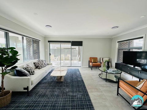 Aircabin - Denham Court - Modern - 4 Beds House - Foster Accommodation 0
