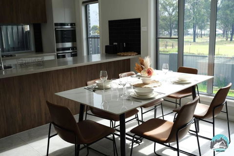 Aircabin - Denham Court - Modern - 4 Beds House - Foster Accommodation 1