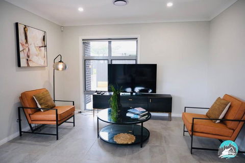 Aircabin - Denham Court - Modern - 4 Beds House - Foster Accommodation 2