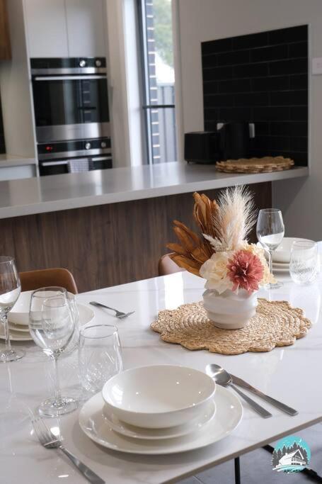 Aircabin - Denham Court - Modern - 4 Beds House - Foster Accommodation 3