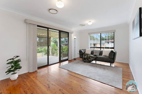 Aircabin - Marayong - Convenient - 3 Beds House - Foster Accommodation 1