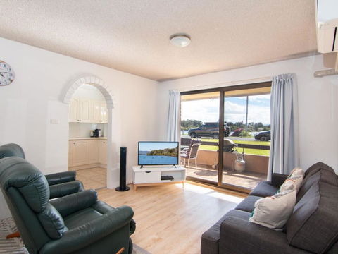 Akuna 3 Ground Floor Opposite Wallis Lake - Foster Accommodation 1