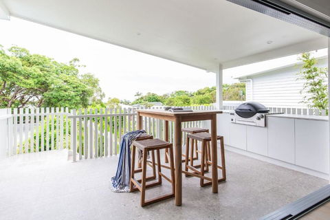 AL Sole - 4 Bedrooms - Pool - Location - Foster Accommodation 3