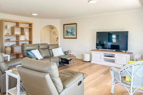 Albacore 7 Waterfront Unit - Foster Accommodation 3