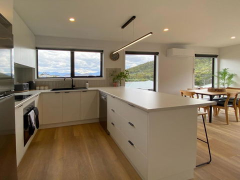 Albatross Rise - Modern Family Home - Foster Accommodation 3