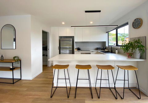 Albatross Rise - Modern Family Home - Foster Accommodation 1