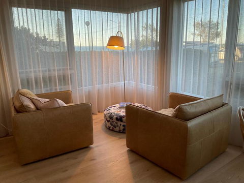 Alex Beachfront Views - Foster Accommodation 1