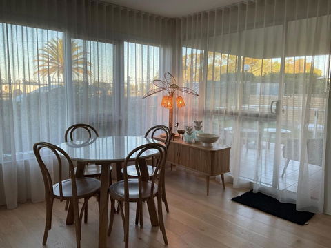 Alex Beachfront Views - Foster Accommodation 4