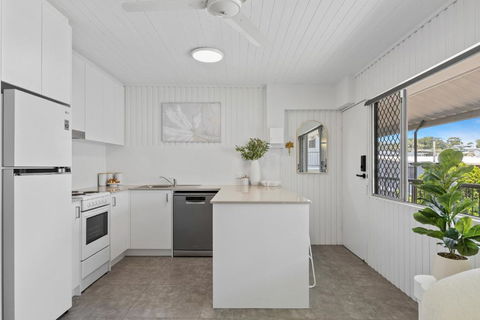Alex Beachside Pet Friendly 2 Bed Apartment - Foster Accommodation 3