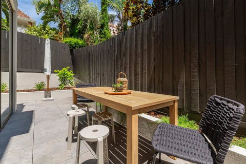 Alexandra Elegance - Riverside Living In Style - Foster Accommodation 1