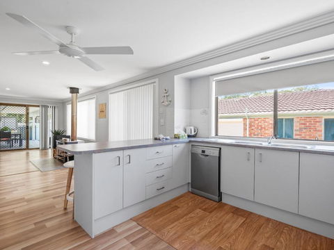Alka Beach House - Foster Accommodation 4